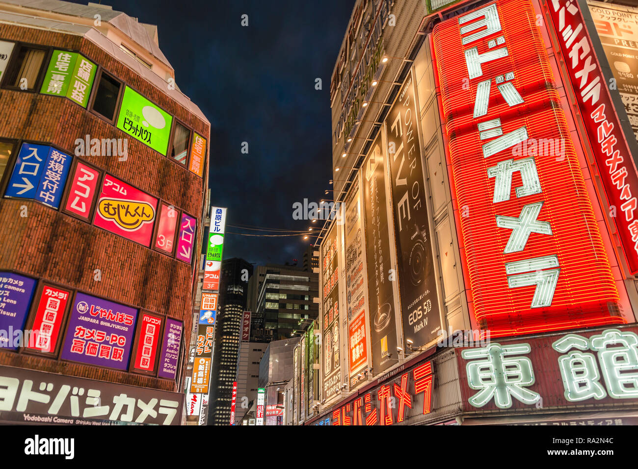 I negozi del dipartimento fotografico Yodobashi a Nishi Shinjuku di notte, Tokyo, Giappone Foto Stock
