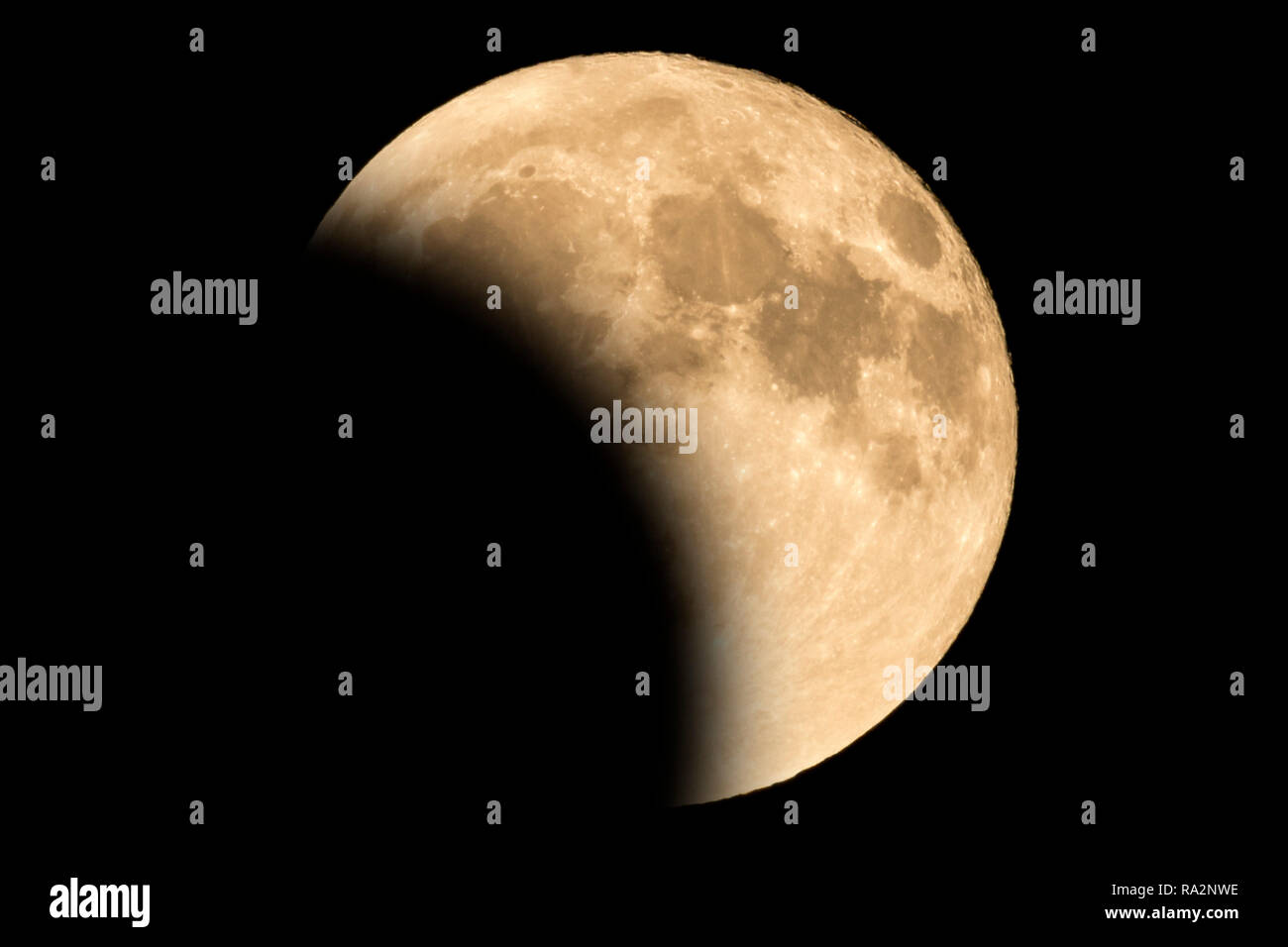 Messa a terra permanente del satellite naturale - La Luna durante un'ECLISSE LUNARE - la penombra. Un'eclisse lunare si verifica quando la luna passa direttamente dietro la Eart Foto Stock