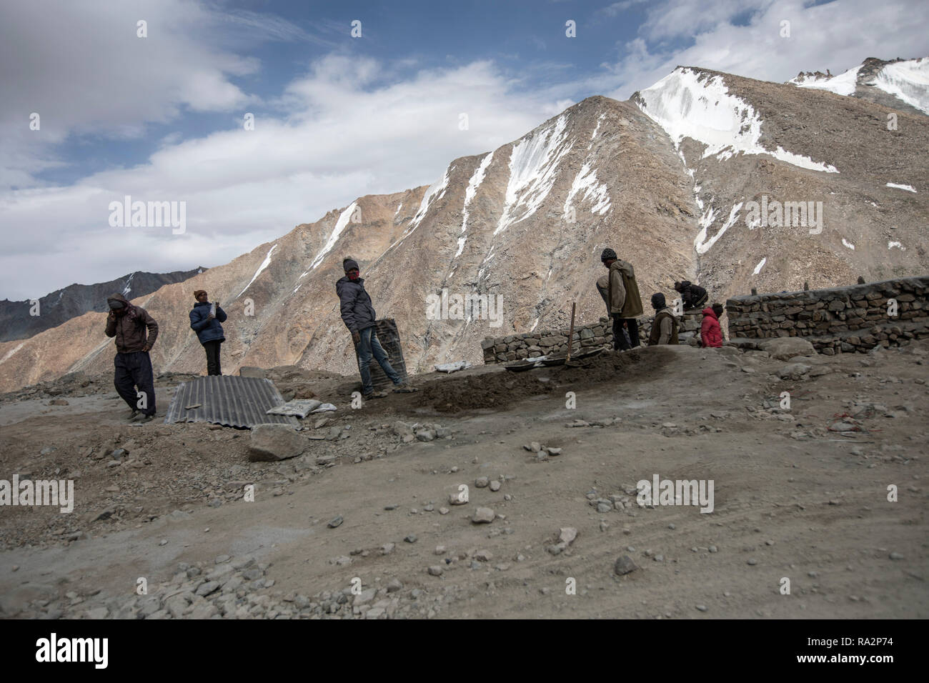 Strada di Montagna tra Leh e Valle di Nubra. Presso il vicino il più alto passano nel mondo Khardung La, Ladakh, Jammu e Kashmir, India, luglio 18, 2018. Foto Stock