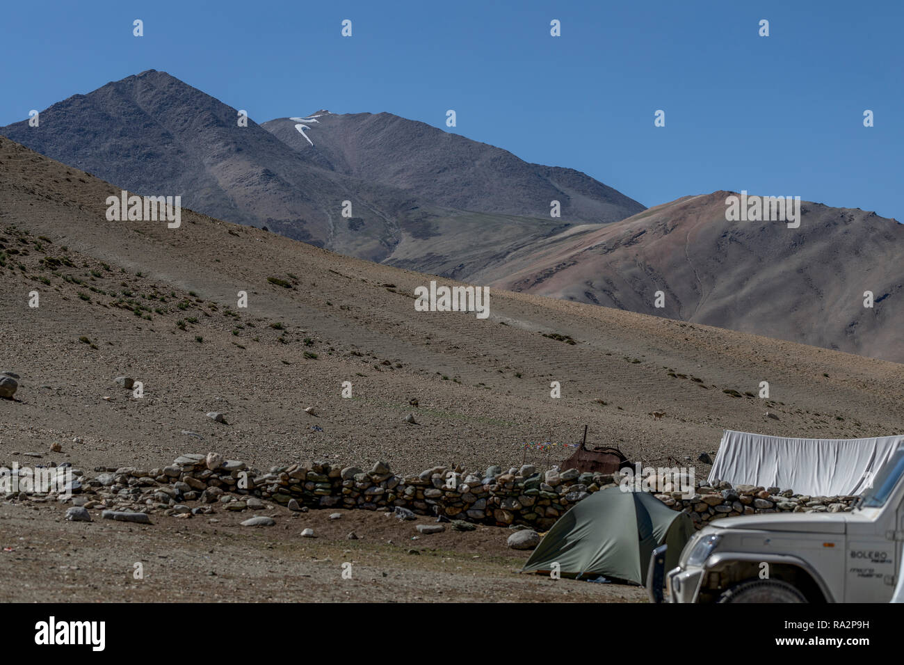 Una fusione di cappuccio di neve ha creato una forma perfetta di un marchio sportivo logo Nike. Visto da un villaggio nomade (4.600 m) nella grande area Changtang, Ladakh, Ja Foto Stock