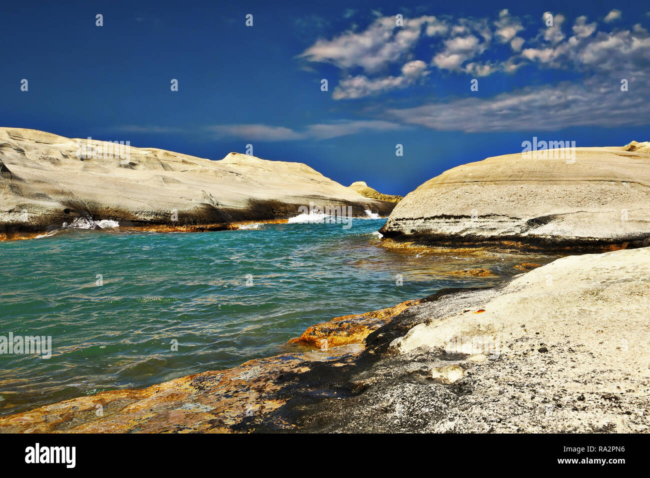 Bellissima spiaggia di Sarakiniko, isola di Milos, Grecia; questa è una delle più belle spiagge greche Foto Stock