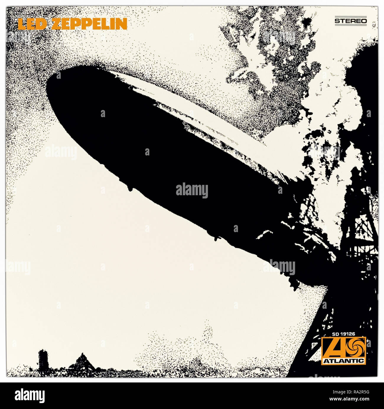 Led Zepplin (1969) dal led Zepplin LP coperchio anteriore dotata di stilizzazione di una fotografia della LZ 129 dirigibile Hindenburg l'incendio dalla sua banchina di ormeggio. Foto Stock