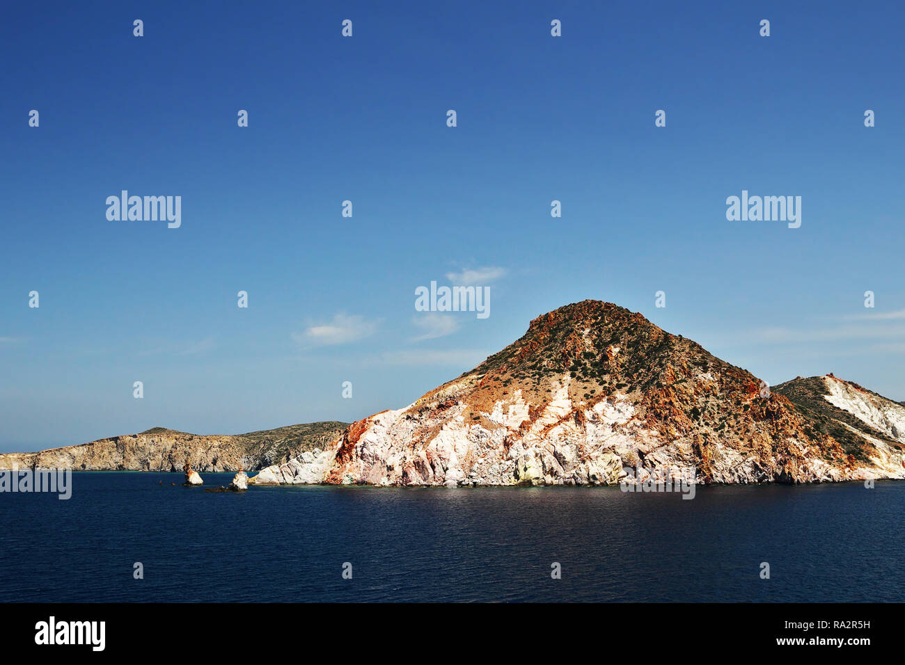 Costa di isola di Milos in Grecia in una giornata di sole Foto Stock