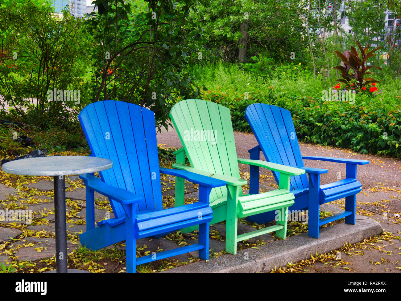 Tre vuoto Adirondack sedie nel parco, Toronto, Ontario, Canada Foto Stock