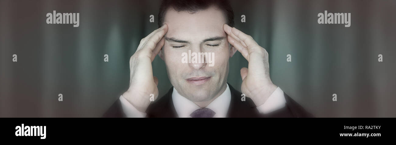 Sottolineato premuto imprenditore tenendo la sua testa nel dolore da stressante il mal di testa di emicrania panoramica banner web Foto Stock