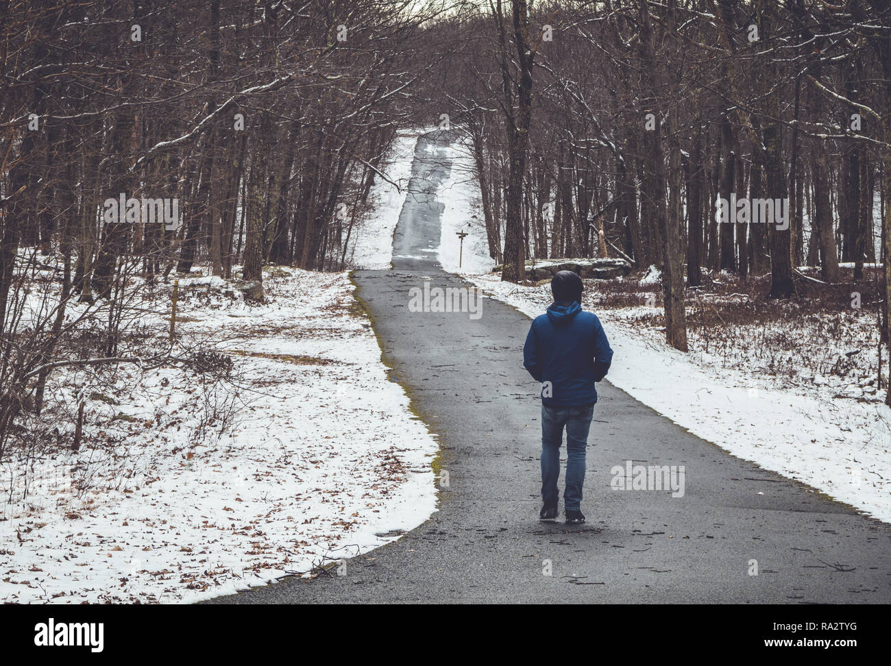 Un Uomo In Giacca Blu Cammina Da Solo Verso Il Basso Strada