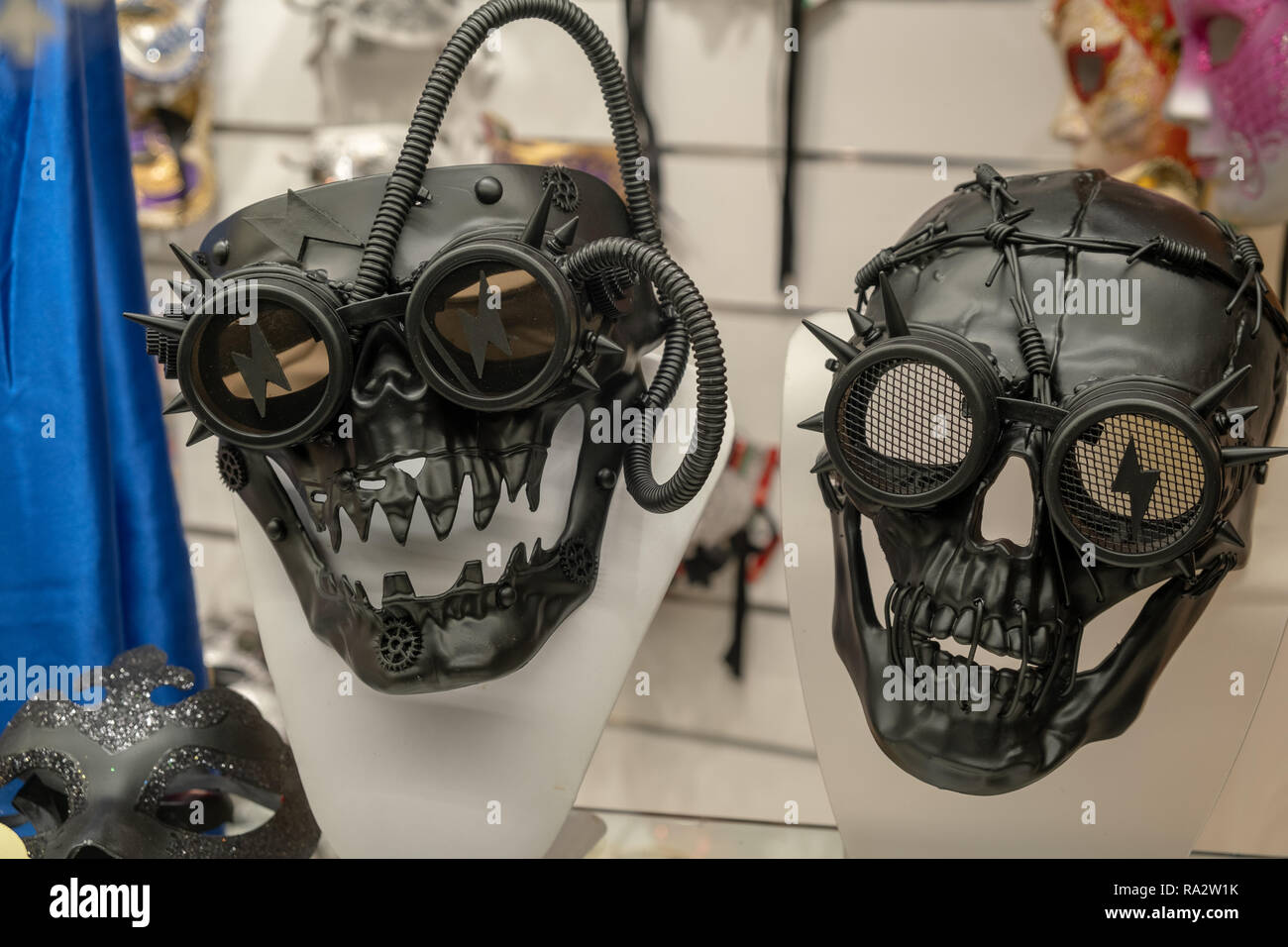 Le maschere del carnevale di Venezia in una nuova e futuristica versione. Maschere veneziane che rappresenta il carnevale. Foto Stock