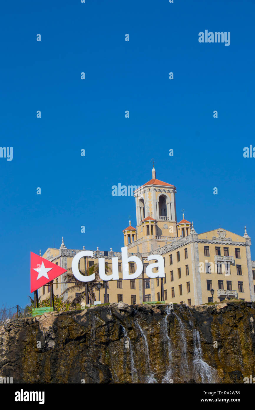 Cuba segno davanti al Hotel Nacional de Cuba a L'Avana, Cuba, Caraibi Foto Stock