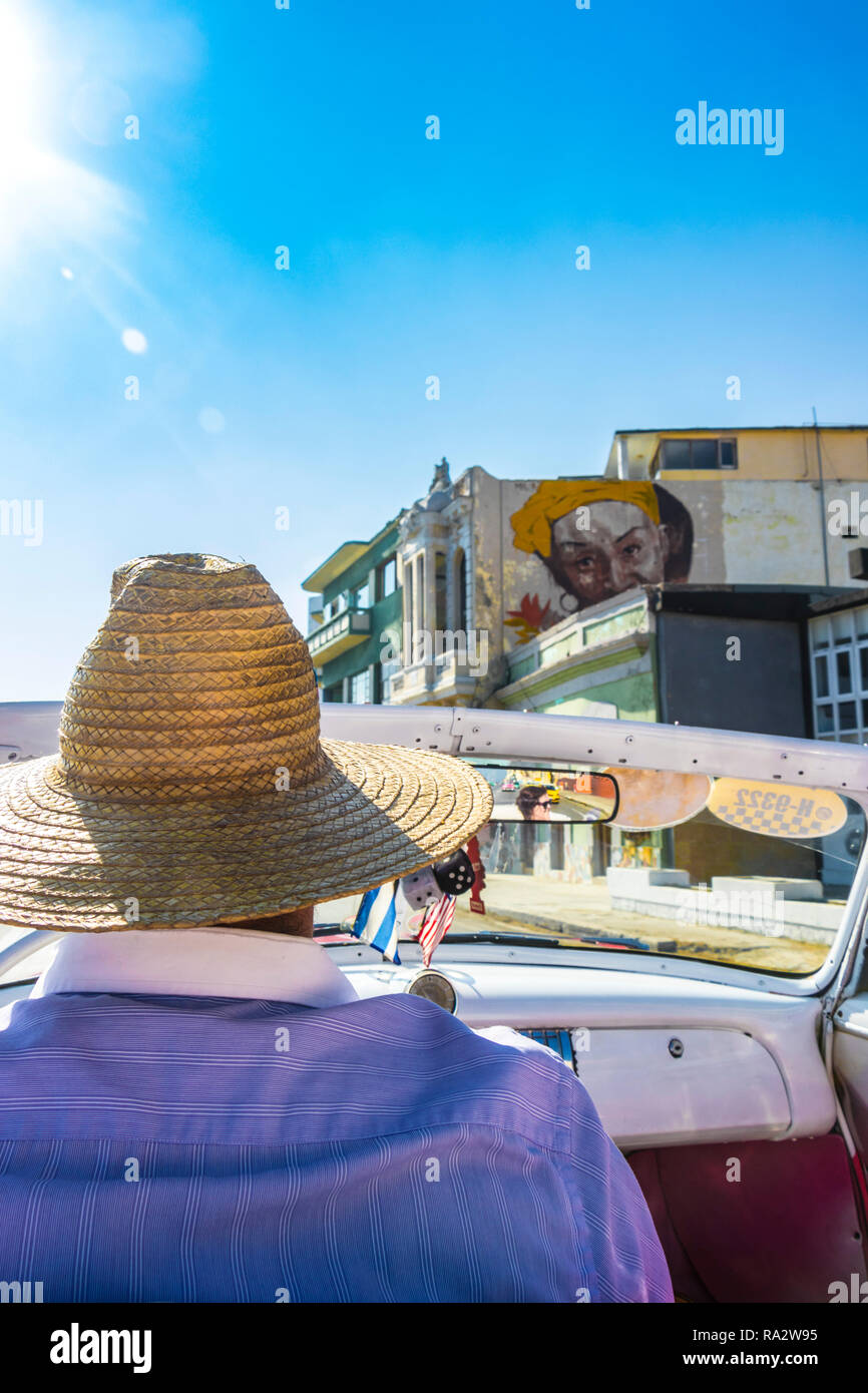 Vista dal sedile posteriore di un taxi cubano driver in Classic American taxi sul Malecon a l'Avana, Cuba, Caraibi Foto Stock