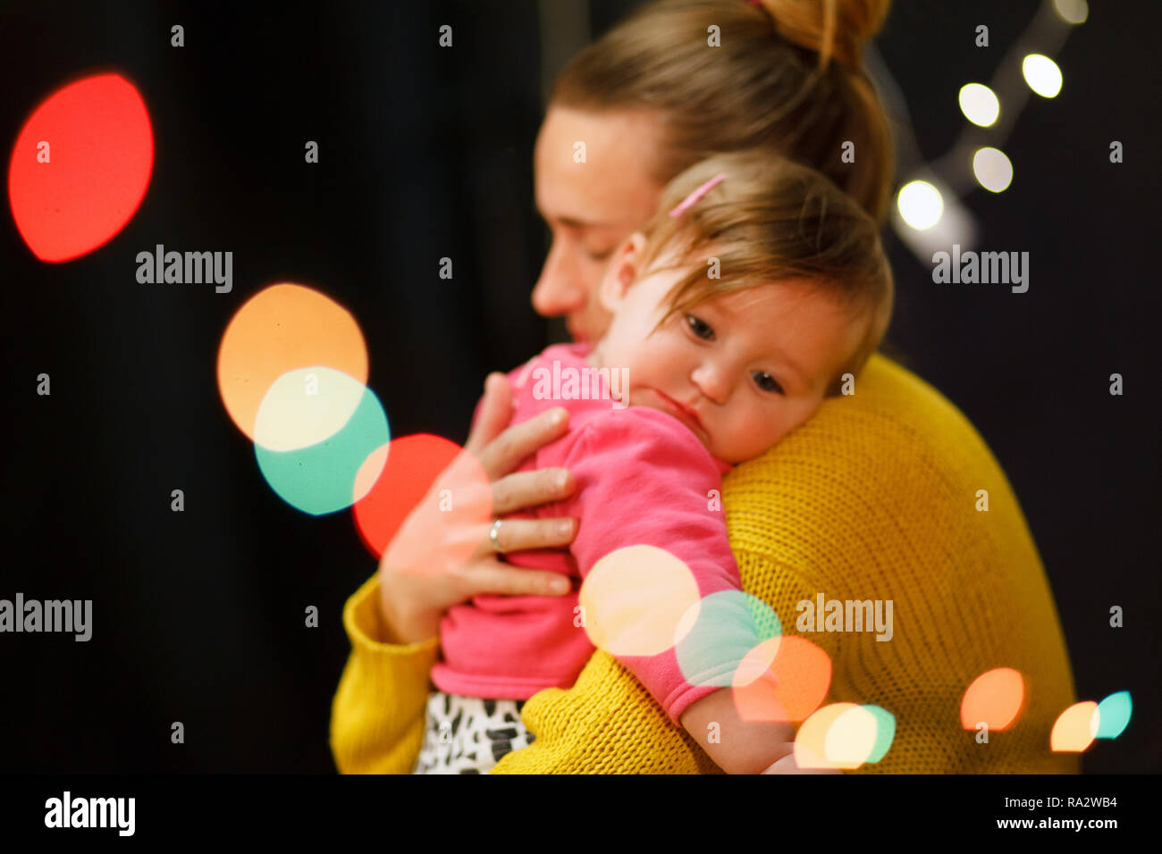 La madre abbraccia una bambina che grida. Amore materno. Soft focus Foto Stock