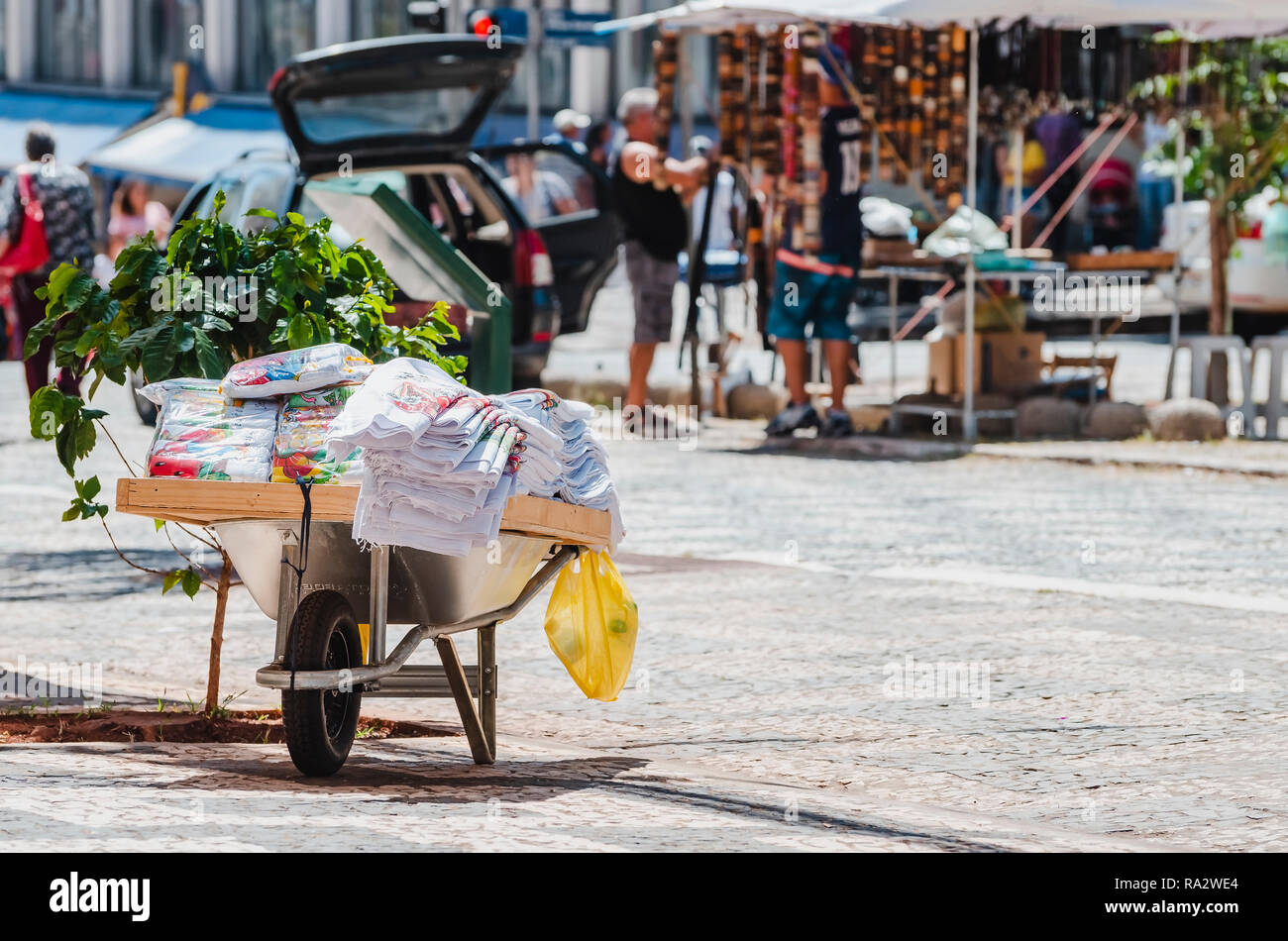 - Londrina PR, Brasile - 12 dicembre 2018: Handmade canovaccio essendo venduto su un pushcart su downtown (calçadão de Londrina). Foto Stock