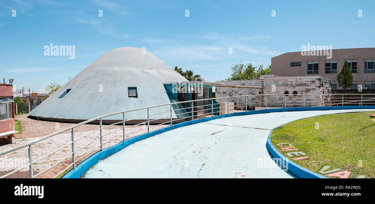 - Londrina PR, Brasile - 12 dicembre 2018: Blu planetarium in downtown (Planetario de Londrina). Foto Stock