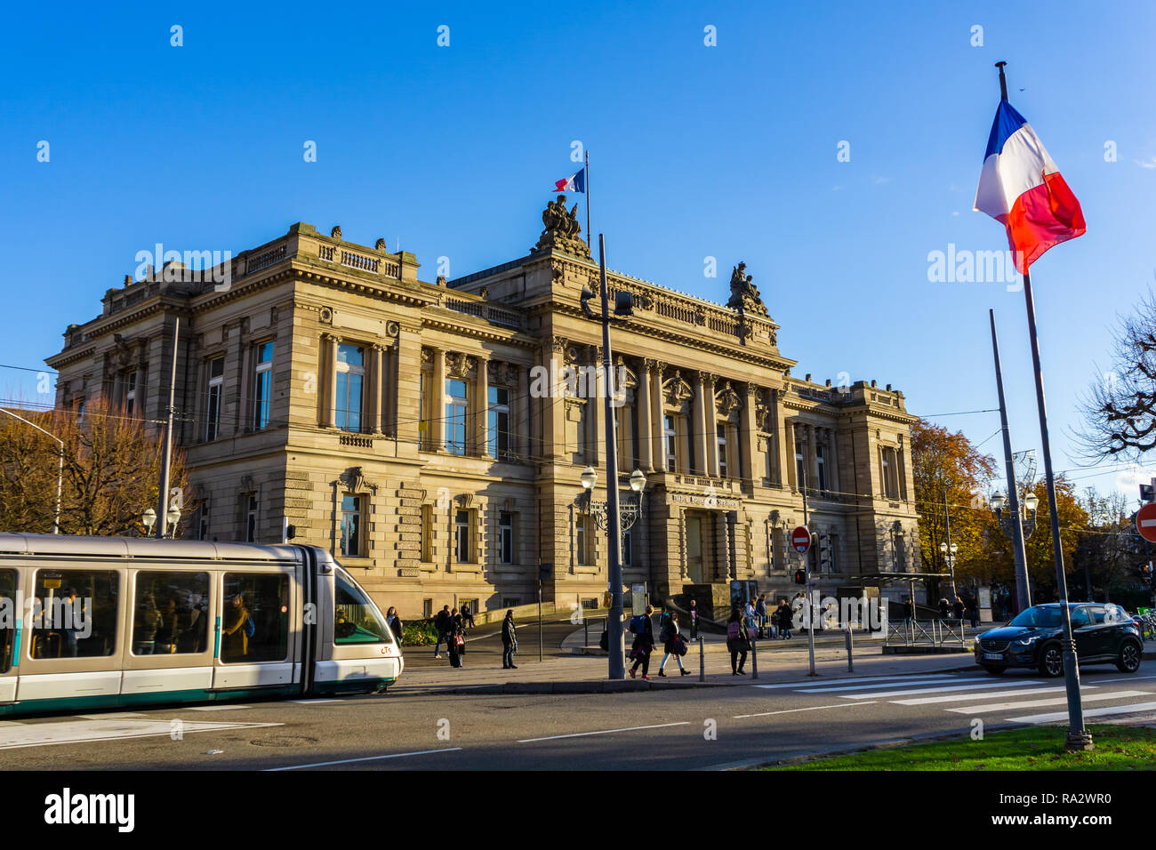 Teatro Nazionale di Strasburgo (TNS) in una giornata di sole, edificio in pietra costruito dai tedeschi nel quartiere Neustadt, Alsazia, Francia. Foto Stock