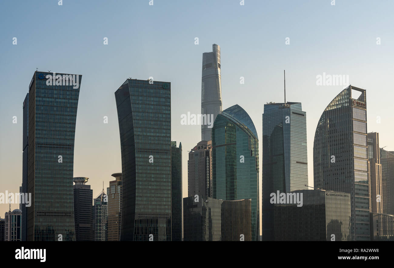 Skyline del quartiere finanziario nella città di Shanghai al tramonto Foto Stock