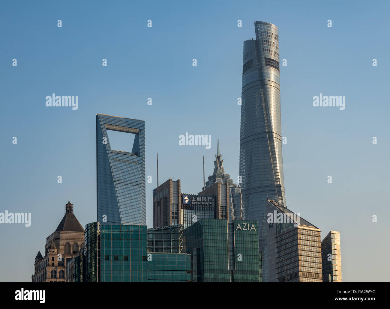 Skyline del quartiere finanziario nella città di Shanghai al tramonto Foto Stock