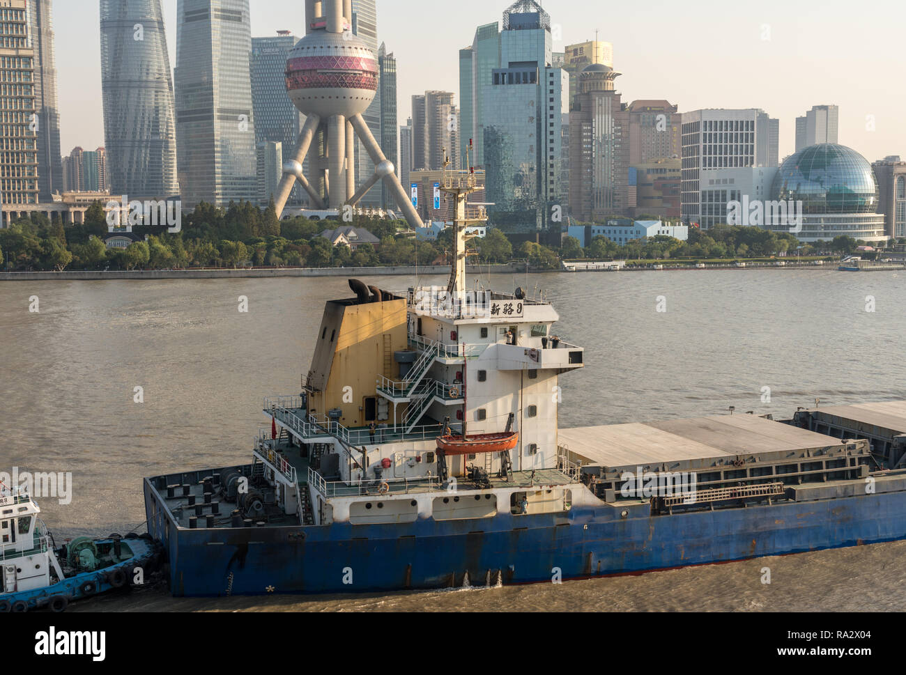 Nave da trasporto merci dal centro città di Shanghai Foto Stock