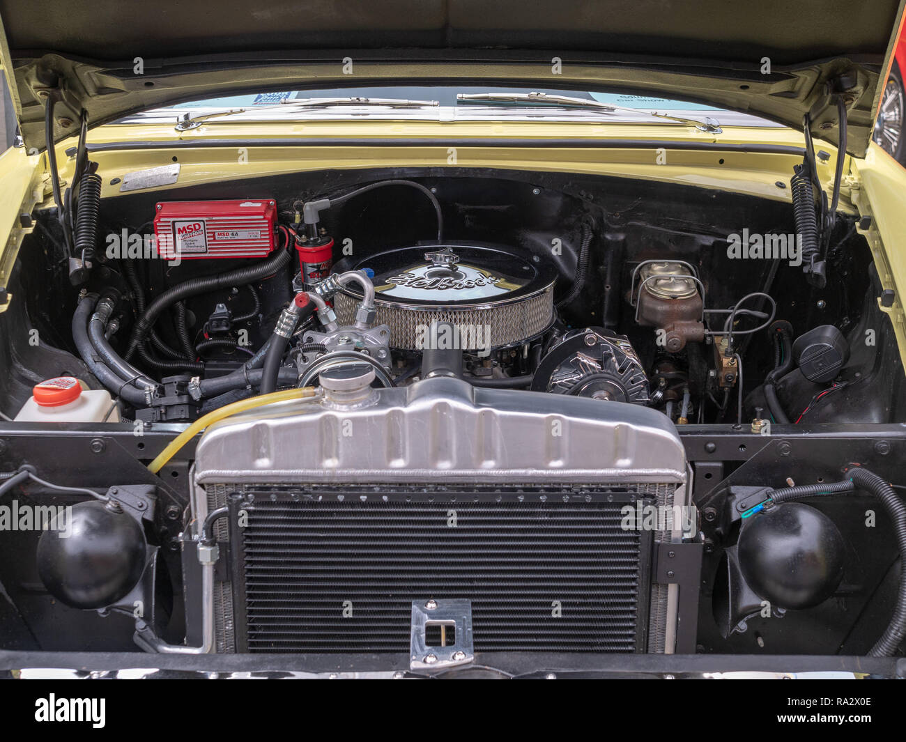 Edelbrock blocco motore seduto in un classico Chevy car Foto Stock