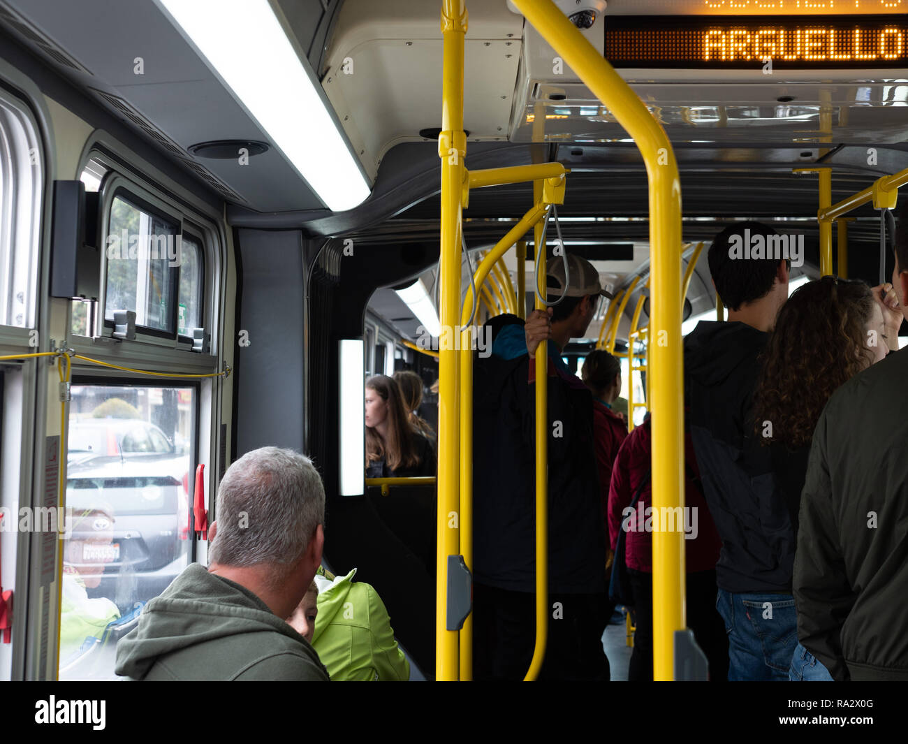 Affollata sala permanente solo sul bus 38 Geary linea sulla traversata MUNI Arguello St Foto Stock