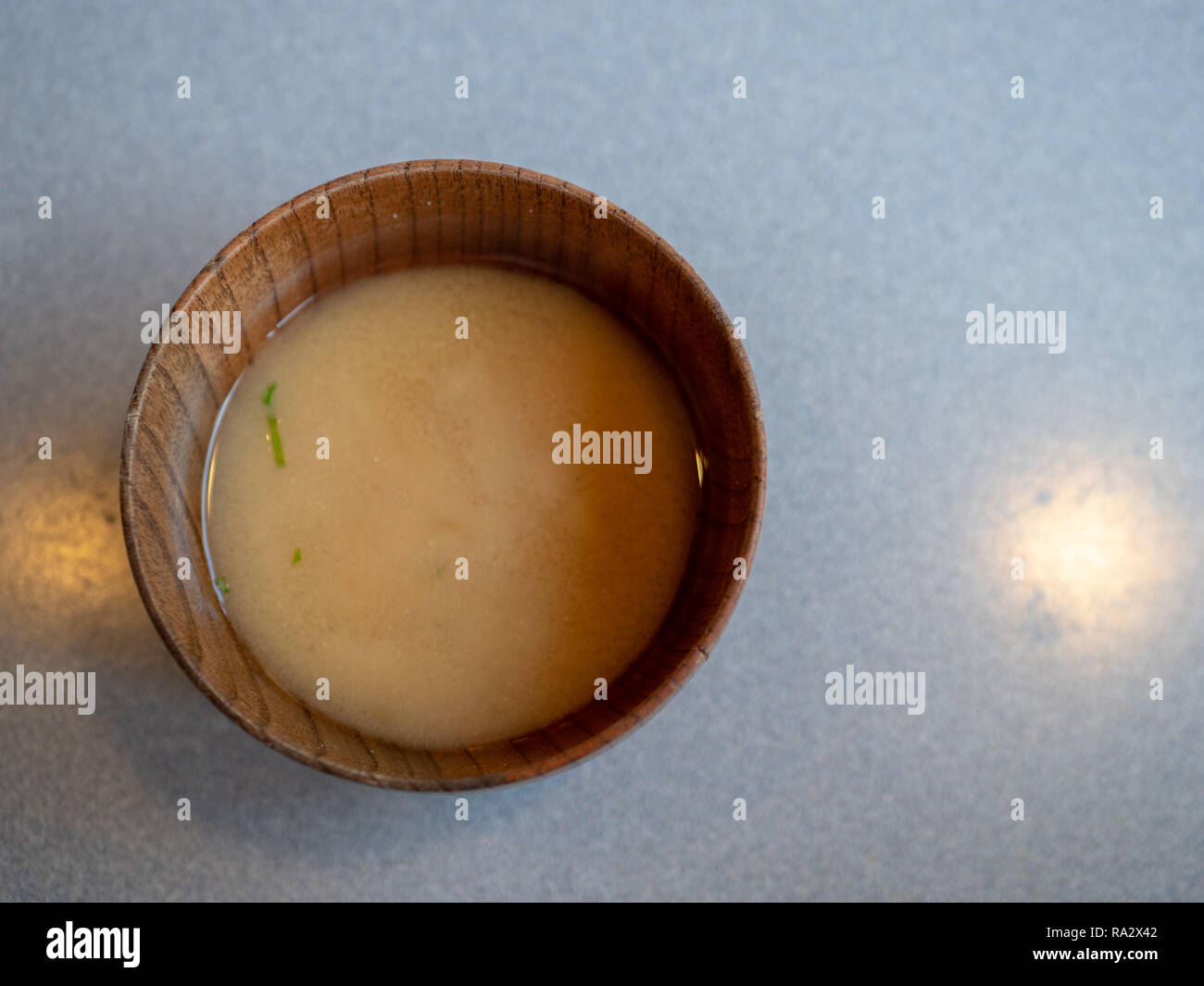 Tettuccio di colpo di zuppa di miso in legno sorseggiando una tazza Foto Stock
