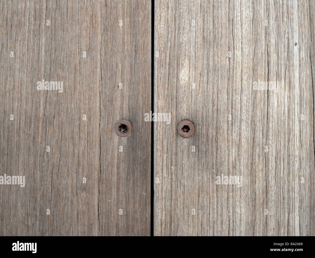 Due rusty le viti esagonali all'interno di tavole di legno Foto Stock