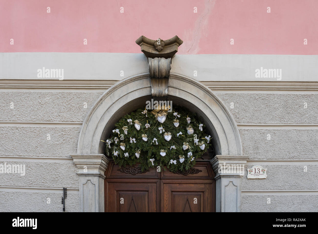 Rami di abete rosso con decorazioni di Natale sulla porta anteriore - Sutrio, Friuli Venezia Giulia, Italia Foto Stock