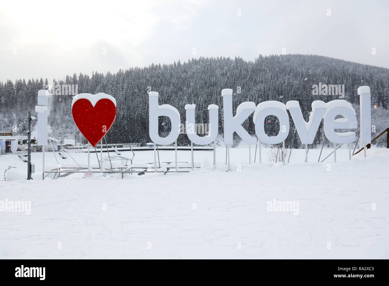 BUKOVEL, Ucraina - 25 dicembre: l'area di foto in Bukovel ski resort. È la più grande località sciistica in Ucraina con 68 km di piste sul dicembre 25, 20 Foto Stock