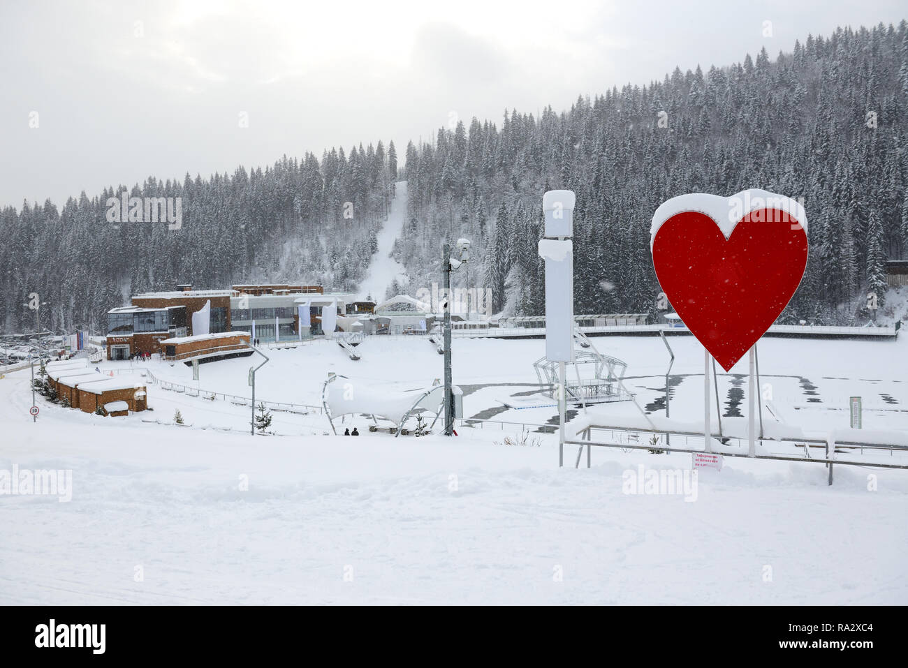 BUKOVEL, Ucraina - 25 dicembre: l'area di foto in Bukovel ski resort e vista su edificio termale. È la più grande località sciistica in Ucraina con 68 km di Foto Stock