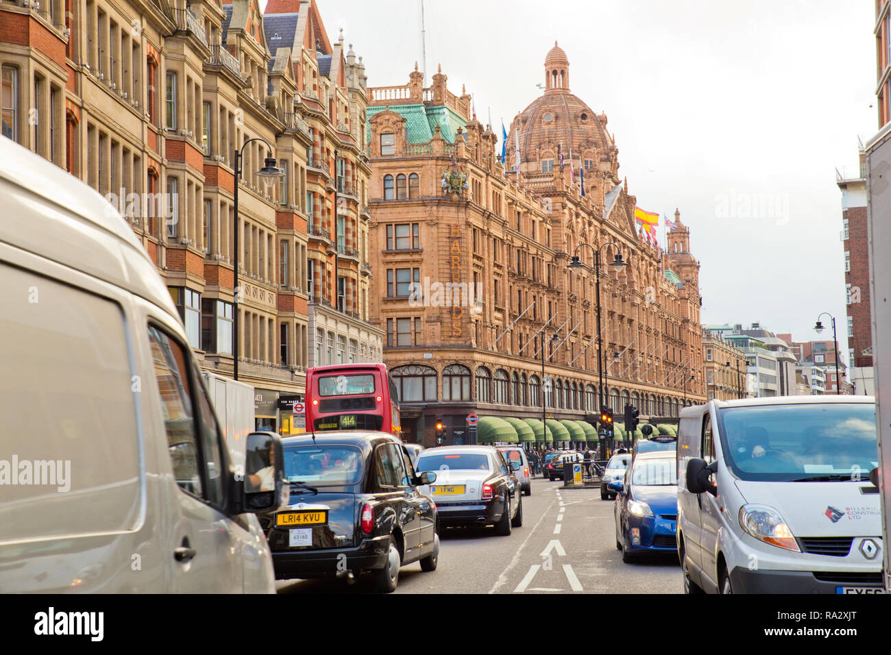 Londra, Inghilterra - Ottobre 8, 2014: strada trafficata scena di Brompton Road a Knightsbridge di Londra con i veicoli e i Grandi Magazzini Harrods visibile Foto Stock