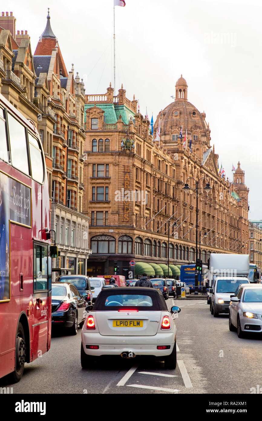 Londra, Inghilterra - Ottobre 8, 2014: strada trafficata scena di Brompton Road a Knightsbridge di Londra con i veicoli e i Grandi Magazzini Harrods visibile Foto Stock