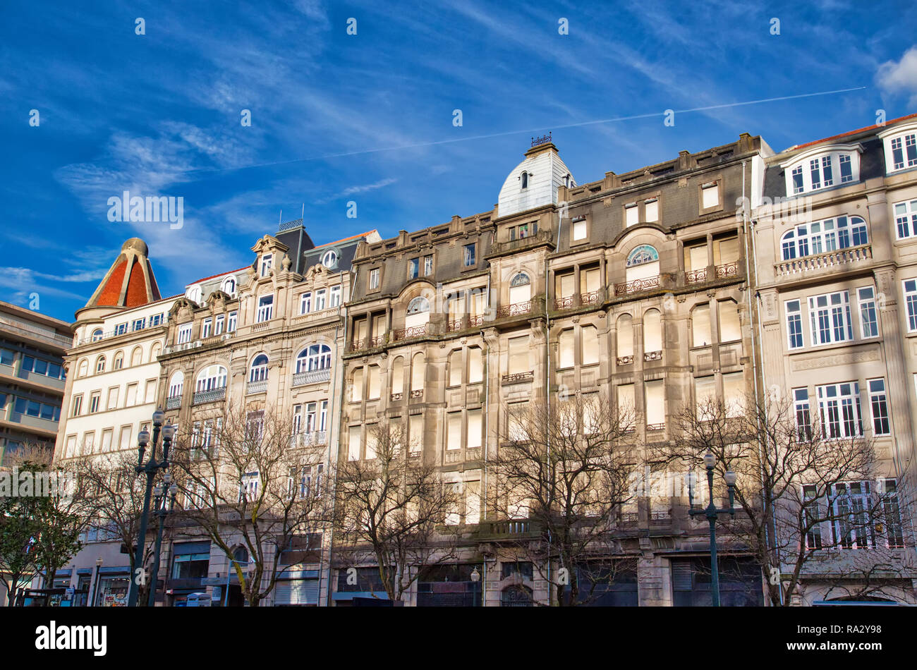 Centrale di Porto street, Avenida dos Aliados e Garrett monumento nella parte anteriore del palazzo comunale Foto Stock