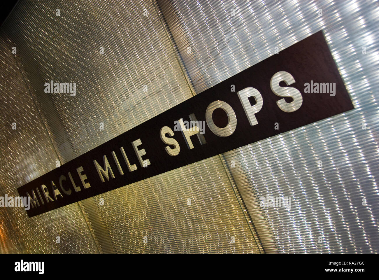 Vetro e metallo firmare al Miracle Mile Shops, un centro commerciale per lo shopping sul Las Vegas Strip di Las Vegas, nel Nevada. Foto Stock