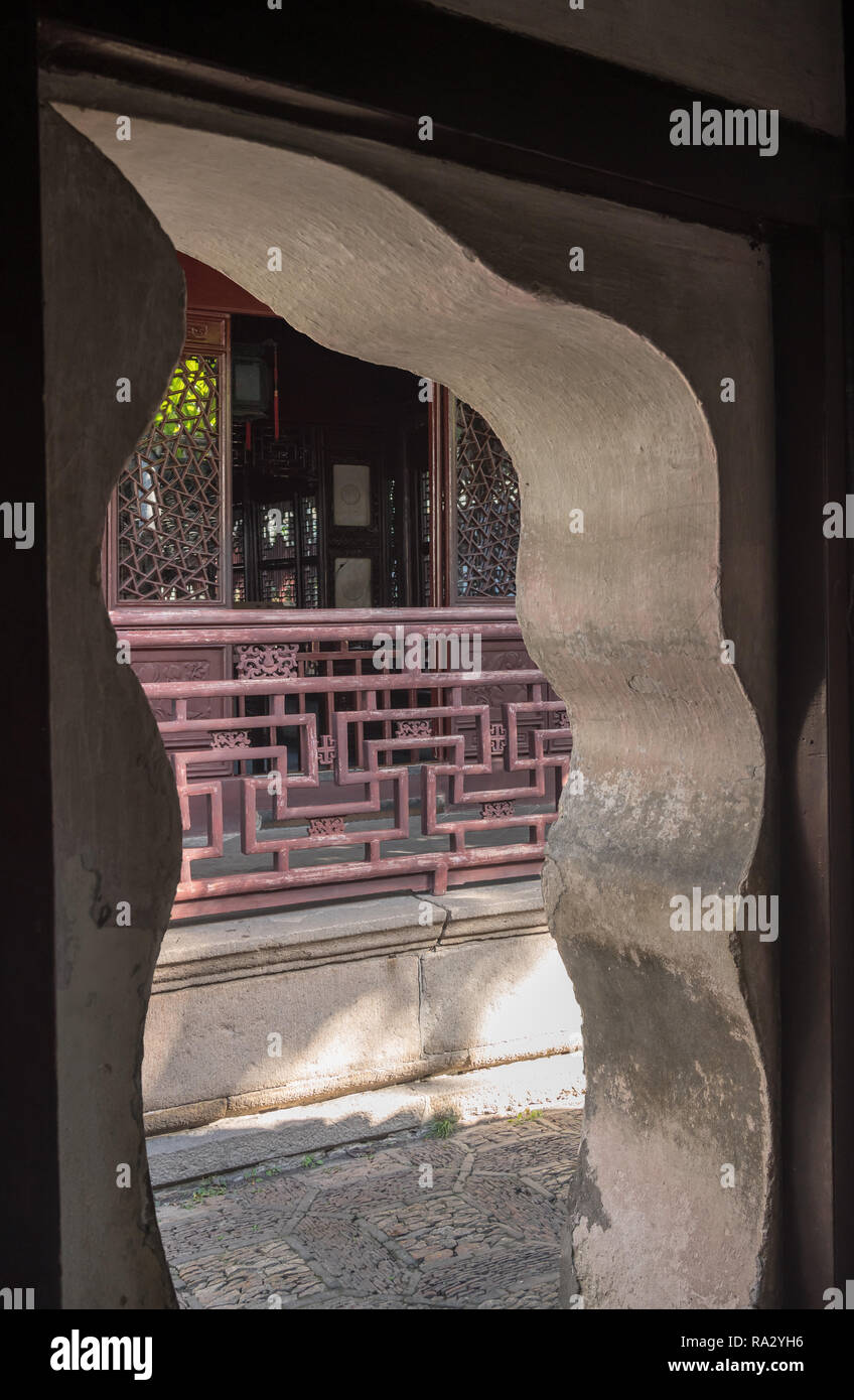 Porta al piccolo cortile nell' Yuyuan o il Giardino Yu Yuan a Shanghai Foto Stock