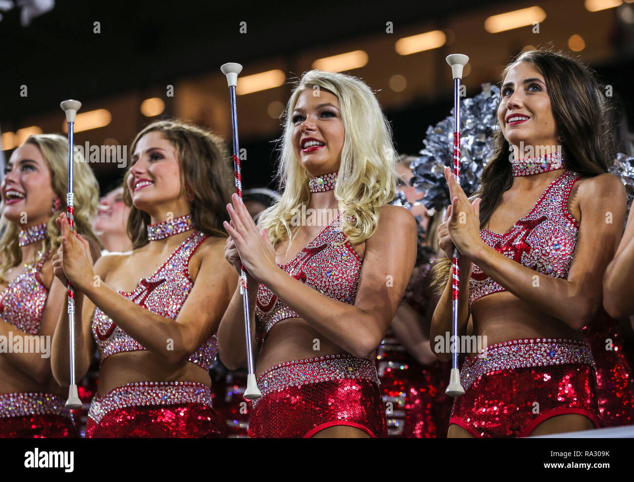 Giardini di Miami, Florida, Stati Uniti d'America. 29 Dic, 2018. L'Alabama Crimsonettes eseguire durante il college football playoff semifinale partita a quella capitale Orange Bowl tra Alabama Crimson Tide e Oklahoma Sooners al Hard Rock Stadium di Miami, Florida. Alabama sconfitto Oklahoma 45-34. Mario Houben/CSM/Alamy Live News Foto Stock