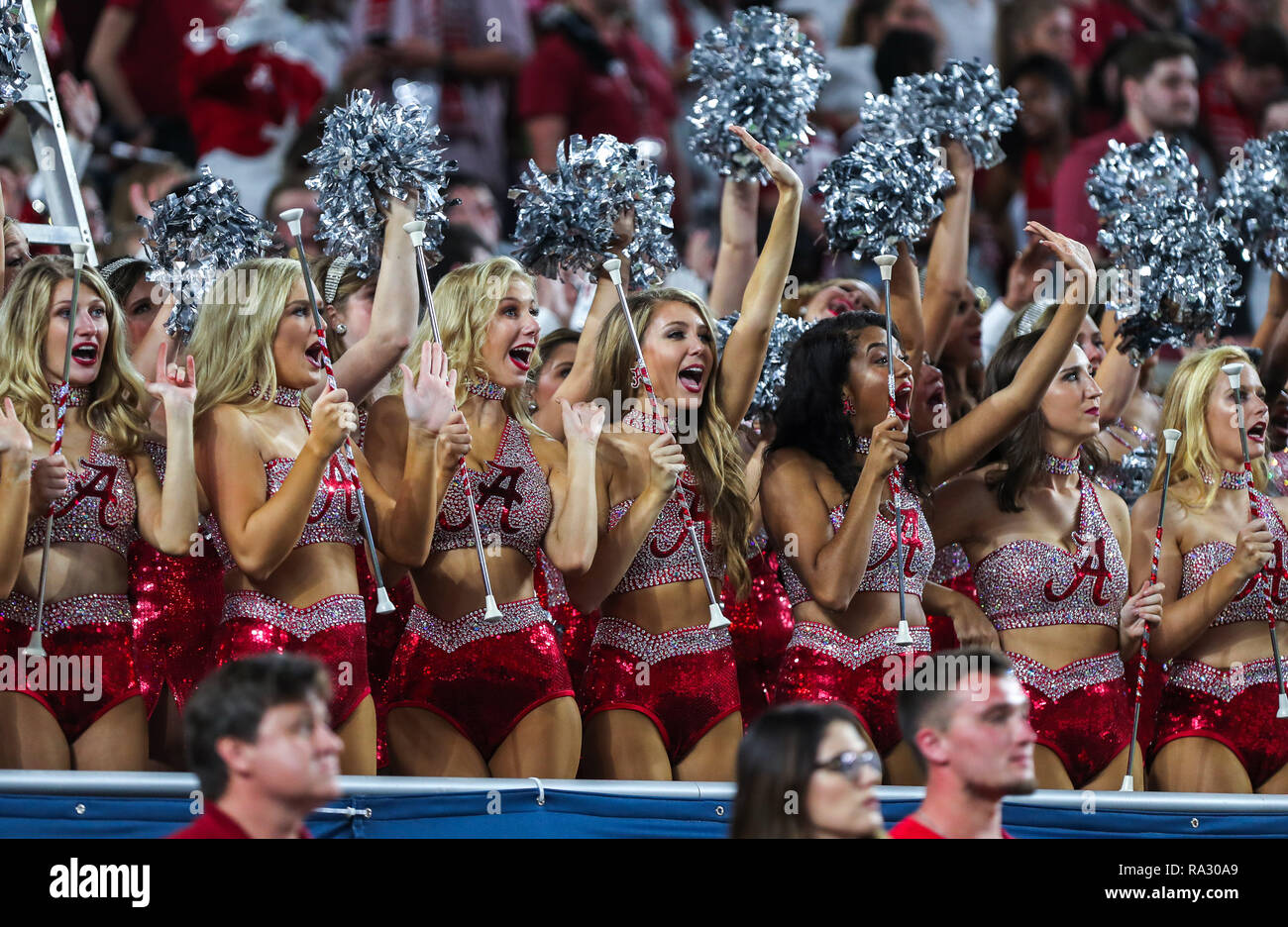 Giardini di Miami, Florida, Stati Uniti d'America. 29 Dic, 2018. L'Alabama Crimsonettes allegria dopo un team di Touchdown contro l'Oklahoma Sooners durante il college football playoff semifinale partita a Capital One Bowl arancione al Hard Rock Stadium di Miami, Florida. Alabama sconfitto Oklahoma 45-34. Mario Houben/CSM/Alamy Live News Foto Stock