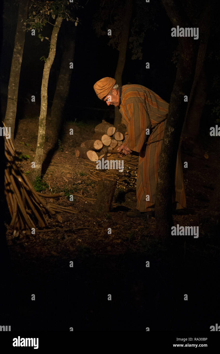 Brunyola, Girona, Italia. 30 Dic, 2018. La città di Brunyola in Girona ospita la trentasettesima edizione della sua tradizionale presepe vivente con quasi un chilometro di viaggio con più di duecento attori e tecnici effettuare una rappresentazione di diverse scene e mestieri del tempo. Charlie Perez/Alamy Live News Foto Stock