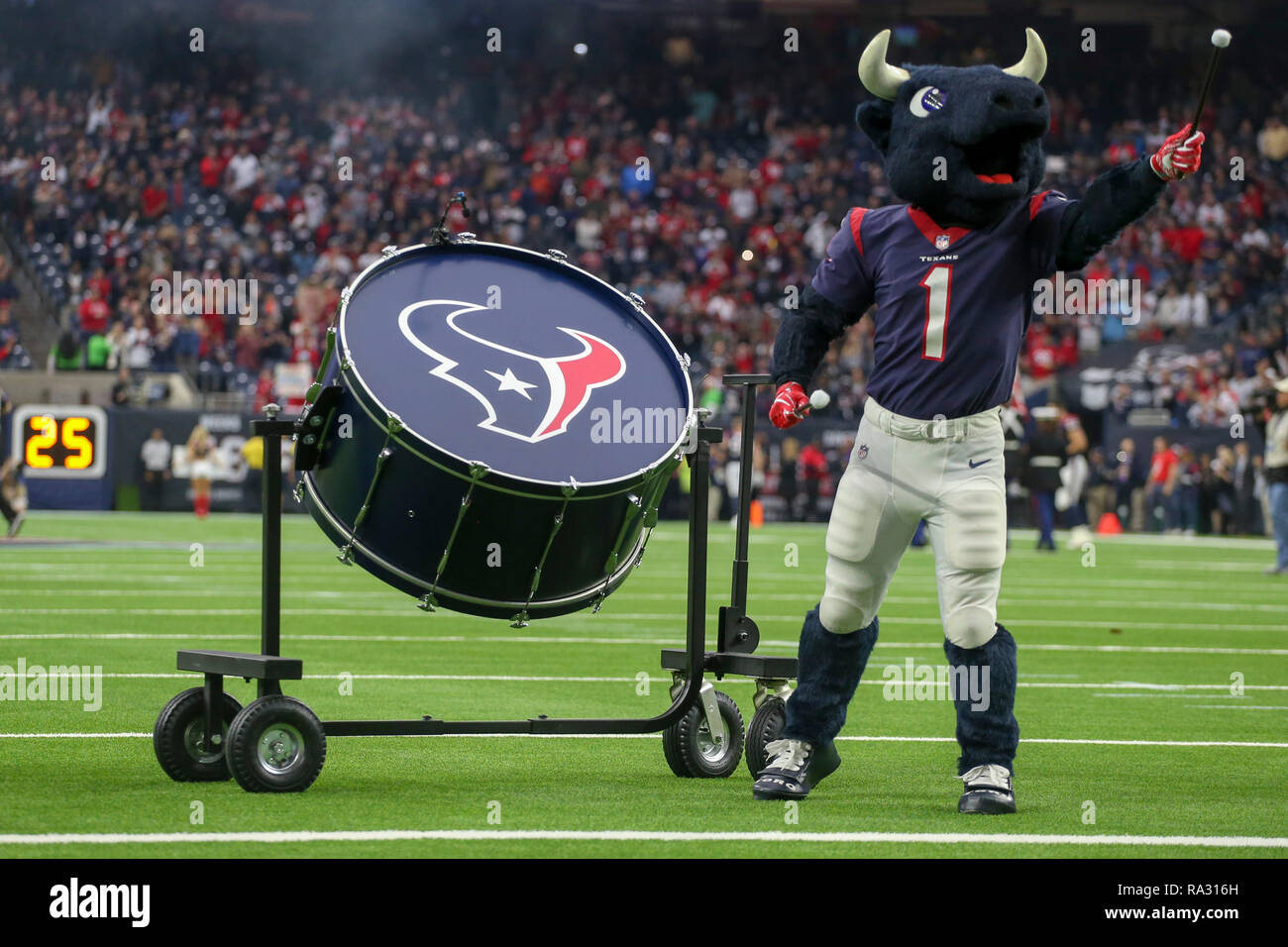Houston, TX, Stati Uniti d'America. 30 Dic, 2018. Houston Texans mascotte Toro durante la partita contro i Jacksonville Jaguars a NRG Stadium di Houston, TX. John Glaser/CSM/Alamy Live News Foto Stock