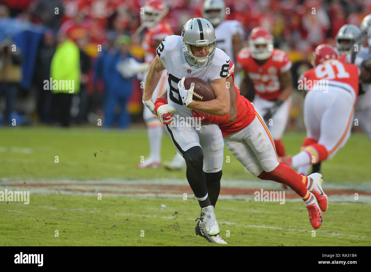 Kansas City, Missouri, Stati Uniti d'America. 30 Dic, 2018. Oakland Raiders wide receiver Jordy Nelson (82) viene affrontato da dietro durante la NFL partita di calcio tra la Oakland Raiders e il Kansas City Chiefs Ad Arrowhead Stadium di Kansas City, Missouri. Kendall Shaw/CSM/Alamy Live News Foto Stock