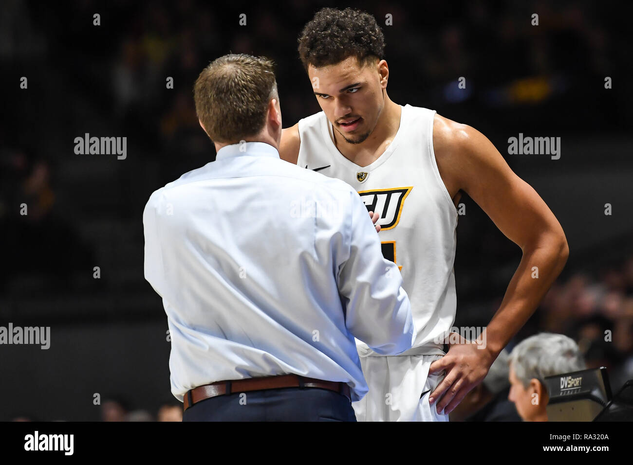 Richmond, Virginia, Stati Uniti d'America. 30 Dic, 2018. La VCU Rams capo allenatore Mike RHOADES colloqui con MARCUS SANTOS-SILVA (14) durante il gioco presso EJ WADE Arena di Richmond, Virginia. Credito: Amy Sanderson/ZUMA filo/Alamy Live News Foto Stock