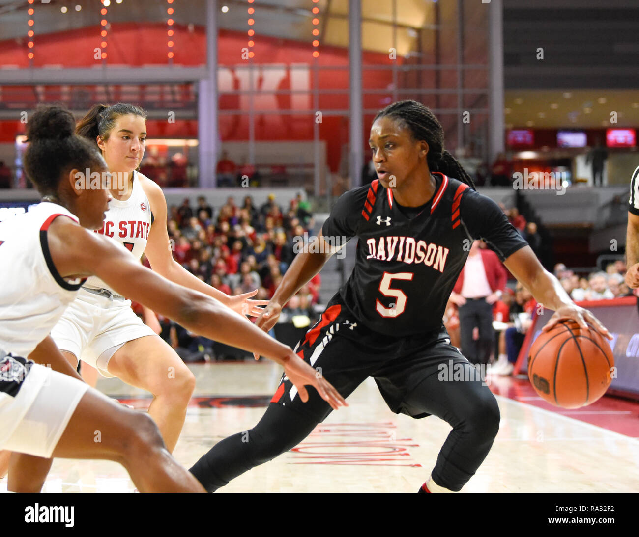 Raleigh, North Carolina, Stati Uniti d'America. 30 Dic, 2018. Davidson Wildcats guard Justine Lyon (5) in una partita contro il NC membro Wolfpack sul dicembre 30, 2018 a Reynolds Coliseum in Raleigh, NC. Credit: Ed Clemente/ZUMA filo/Alamy Live News Foto Stock