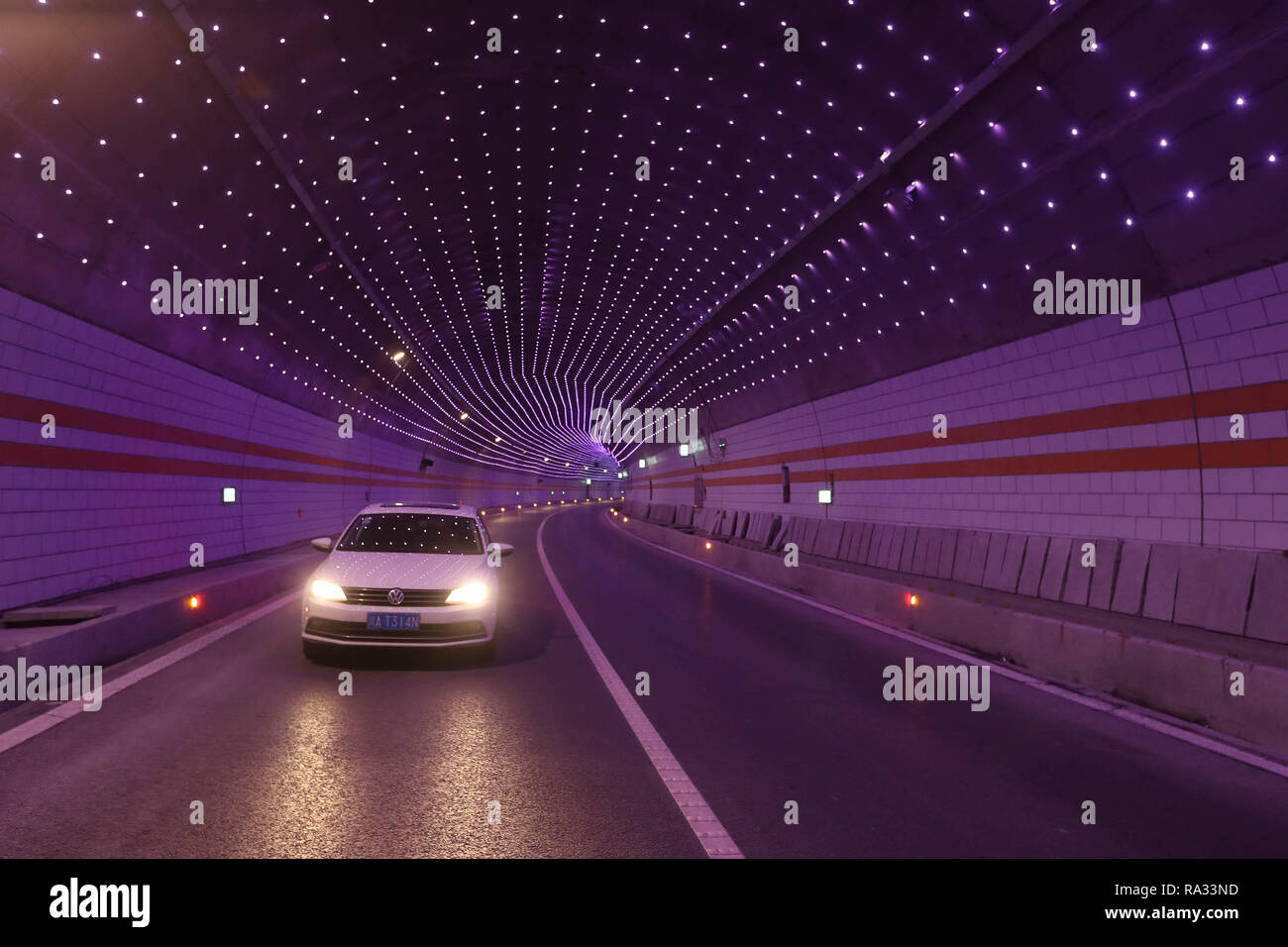 (181231) -- Ya'an, 31 dic. 2018 (Xinhua) -- un auto corre sul tunnel Xiaomachang sull'Ya'UN-Kangding expressway nel sud-ovest della Cina di provincia di Sichuan, Dic 30, 2018. Una superstrada che collega Ya an e Kangding nel sud-ovest della Cina di provincia di Sichuan è andato in funzionamento di prova Lunedi mattina, segnando la lunghezza totale di expressways in provincia a 7,238 km. La costruzione della superstrada è stata completata con nove mesi di anticipo rispetto alla pianificazione. Sarà la seconda strada in un Ganzi tibetano prefettura autonoma del Sichuan dopo la National Highway 318, che conduce a Lhasa, capitale del Tibet Au Foto Stock