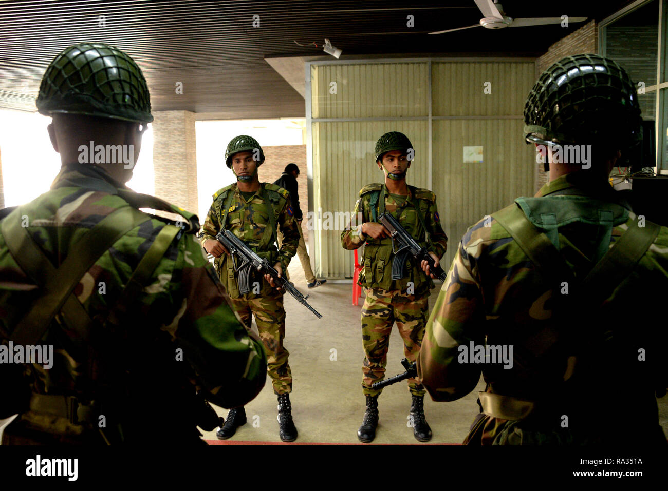 Dacca. 31 Dic, 2018. I soldati dell esercito guardia a elezione ufficio della Commissione di Dacca, capitale del Bangladesh, Dic 31, 2018. In occasione di una conferenza stampa a Dhaka Lunedì, Capo commissario elettorale KM Nurul Huda esclusa la coalizione dei partiti di opposizione la domanda per trattenere la rielezione e ha respinto la denuncia di irregolarità diffuse nel parlamento del paese sondaggi svoltosi domenica. Credito: Xinhua/Alamy Live News Foto Stock