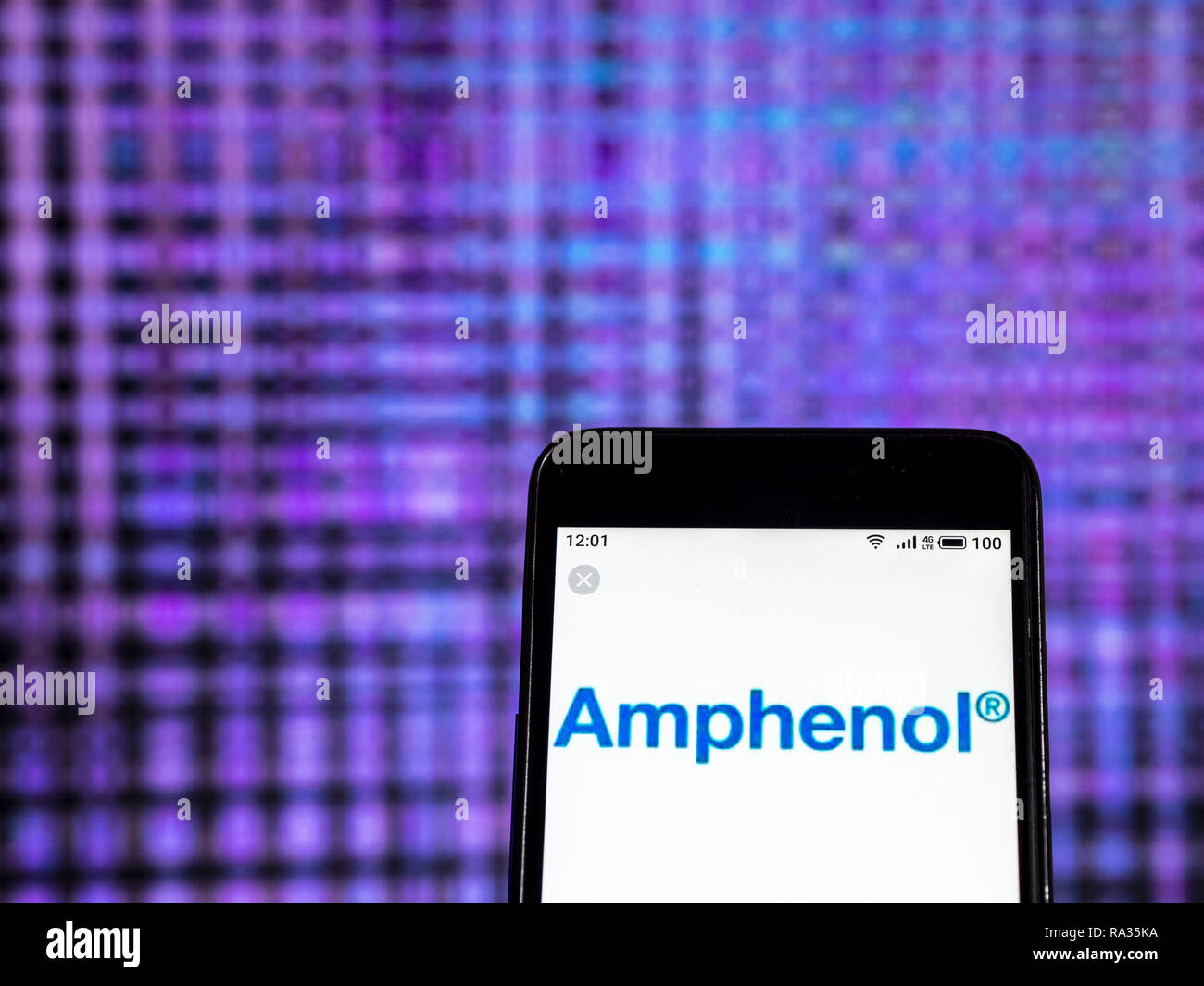 Dicembre 30, 2018 - Kiev, Ucraina - Amphenol cavo in fibra ottica Manufacturing Company logo che si vede visualizzato su un telefono intelligente. (Credito Immagine: © Igor Golovniov/SOPA immagini via ZUMA filo) Foto Stock