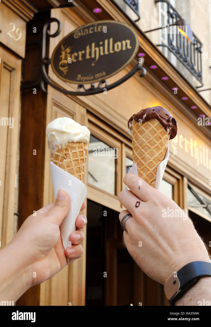 Parigi, Francia. 22 Dic, 2018. Ghiacciaio logo Berthillon visto di Parigi, famoso per i suoi lussuosi gelati che spesso hanno i turisti in coda round il blocco sull'Ile Saint-Louis, Parigi. Credito: Keith Mayhew/SOPA Immagini/ZUMA filo/Alamy Live News Foto Stock