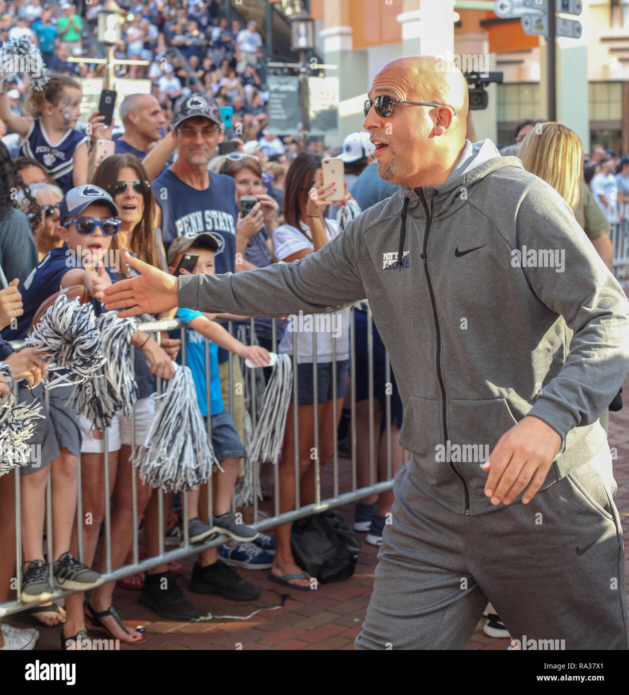 Orlando, Florida, Stati Uniti d'America. 31 Dic, 2018. Penn State head coach James Franklin scuote le mani con ventilatori durante il PEP rally per il Citrus Bowl del gioco del calcio a Pointe Orlando a Orlando in Florida. Kyle Okita/CSM/Alamy Live News Foto Stock