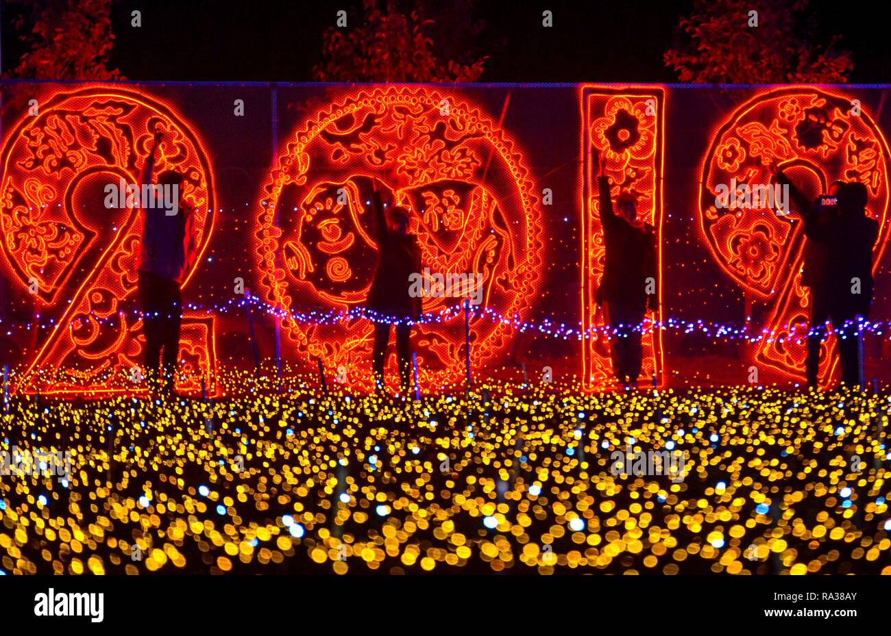 Pechino, Cina nella provincia di Hebei. 31 Dic, 2018. I turisti di visitare una fiera lanterna dà il benvenuto al nuovo anno in Handan, nel nord della Cina di nella provincia di Hebei, Dic 31, 2018. Credito: Wang Xiao/Xinhua/Alamy Live News Foto Stock