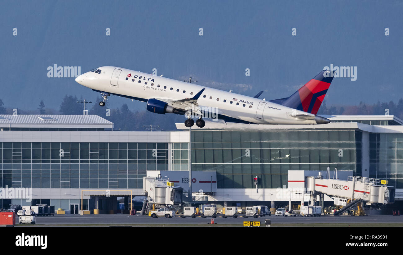 Richmond, British Columbia, Canada. Xii Nov, 2018. Un collegamento a triangolo (Compass Airlines) Embraer 175 (N632CZ) stretto in corpo unico regionale del corridoio aereo jet decolla dall'Aeroporto Internazionale di Vancouver. L'aereo di linea è di proprietà e gestito da Compass Airlines e vola sotto contratto con Delta Air Lines. Credito: Bayne Stanley/ZUMA filo/Alamy Live News Foto Stock