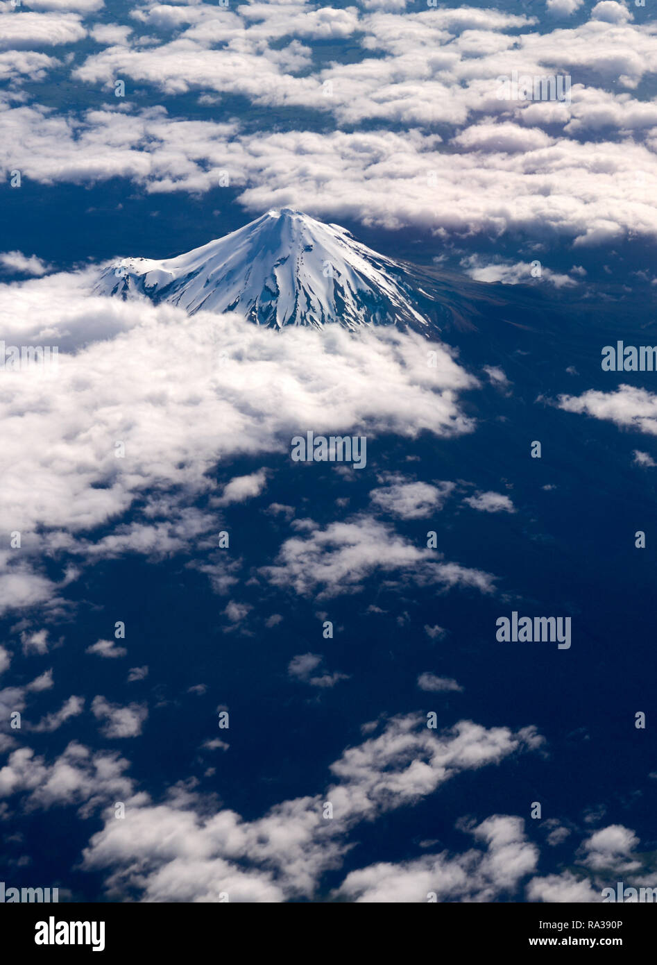 New Plymouth. 8 Novembre, 2018. File foto scattata il 9 novembre 8, 2018 mostra una veduta aerea di Mount Taranaki in New Plymouth, Nuova Zelanda. Popolo chiamato Mount Taranaki bella ma mortale poiché quasi un centinaio di persone sono morte in incidenti di arrampicata sulle pendici del Monte taranaki poiché i record ha cominciato in 1890. Lo scienziato locale previsto che Mt Taranaki è dovuto geologicamente per una eruzione - e non poteva essere catastrofiche se è accaduto un giorno. Credito: Guo Lei/Xinhua/Alamy Live News Foto Stock