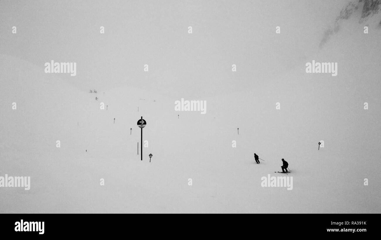 Austria, Tirolo, Austria. 31 Dic, 2018. Gli sciatori e gli snowboarder in Austria è San Anton in Arlberg ski resort andando in una grave la neve, il ghiaccio e la tempesta di vento mentre sulla pista. La combinazione zero creato le condizioni di visibilità. San Anton è uno del mondo top 5 resorts e la più grande dell'Austria. Credito: Sachelle Babbar/ZUMA filo/Alamy Live News Foto Stock