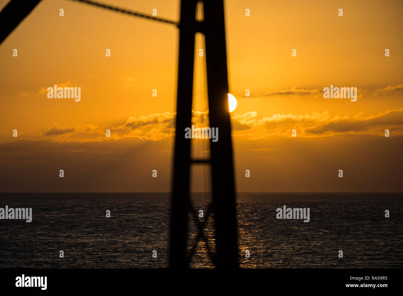 Portland Bill, Dorset, Regno Unito. 1a gen, 2019. Regno Unito Meteo. Prima alba del nuovo anno dalla costa sud di Dorset. Credito: Dan Tucker/Alamy Live News Foto Stock