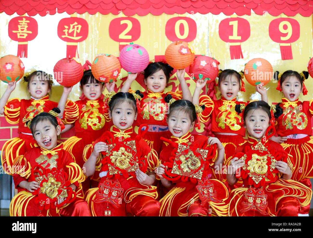 Qingdao, Cina Shandong. 1a gen, 2019. Gli alunni vestiti in costumi di festa posano per una foto di gruppo a Qingdao, Cina orientale della provincia di Shandong, 1 gennaio, 2019. Le varie attività sono state organizzate in tutta la Cina per salutare l'anno di 2019. Credito: Liang Xiaopeng/Xinhua/Alamy Live News Foto Stock